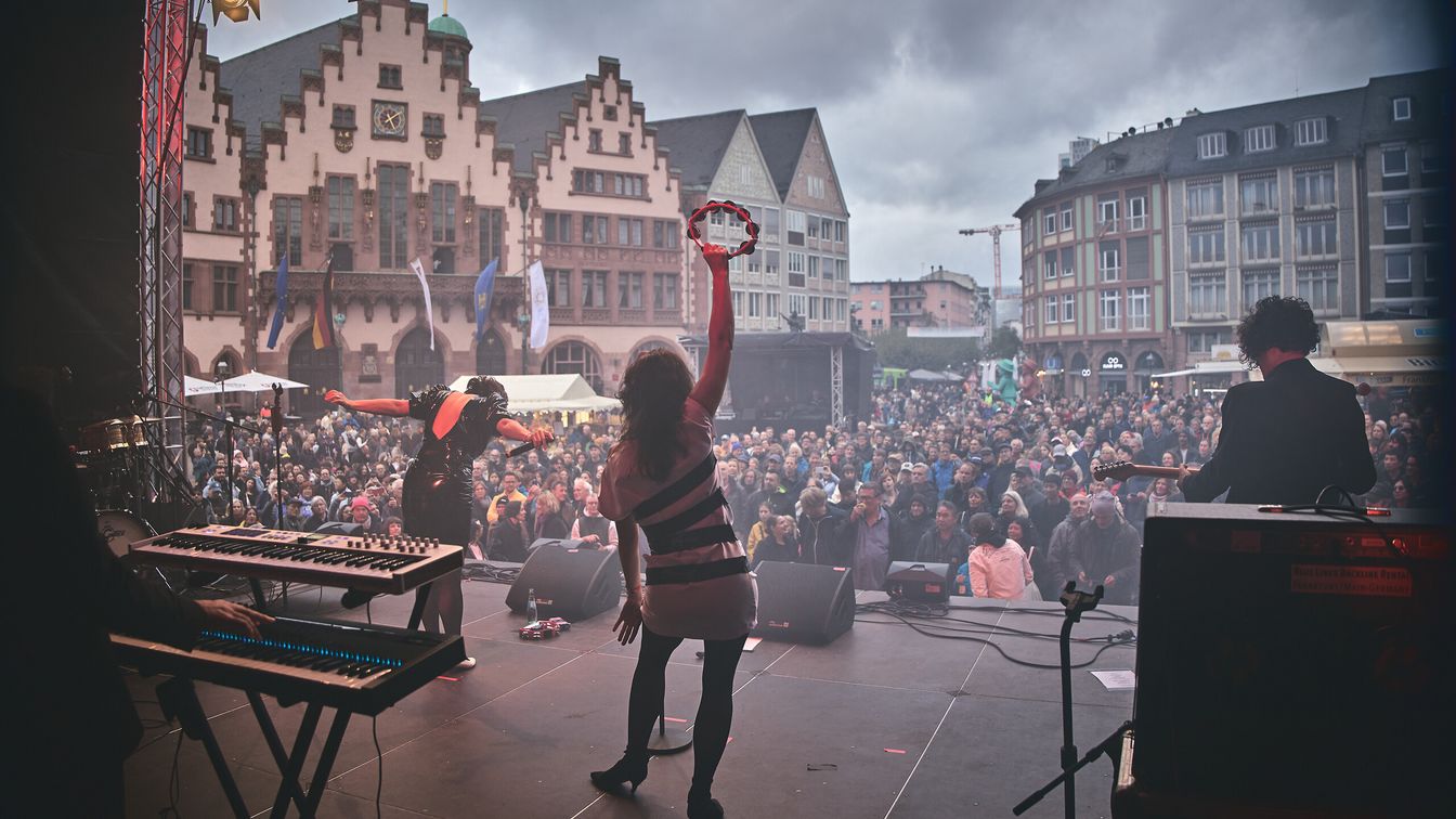 Concert at Römerplatz, stage full of energy.