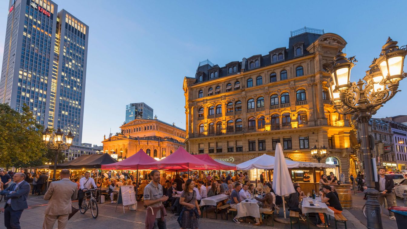 Volle Sommergärten mit Besucher die Speisen und Getränke zu sich nehmen