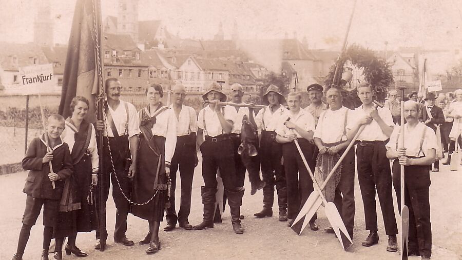 Gruppe Frankfurter Fischer*innen mit Ruder und Fisch, historisches Gruppenfoto