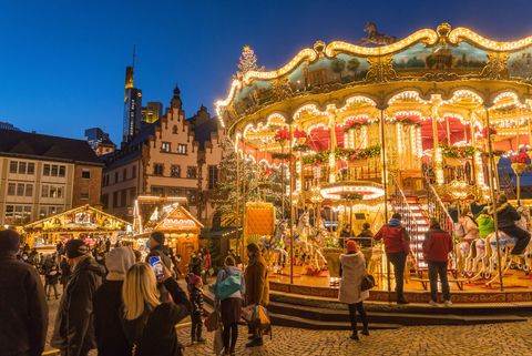 Beleuchtetes Karussell auf dem Weihnachtsmarkt am Abend.