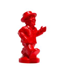 Rote Statue eines fröhlichen Mannes.