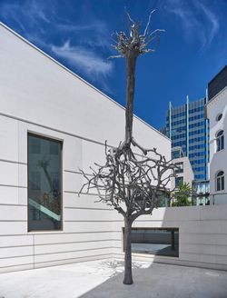 Skulptur eines auf dem Kopf stehendes Baumes vor den Jüdischen Museum Frankfurt. 