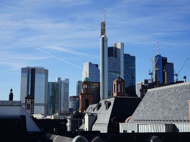 Blick vom Dach auf die Frankfurter Skyline bei klarem Himmel