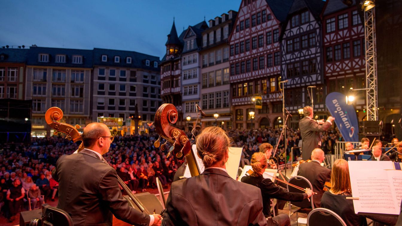 Musiker blicken bei einem Konzert auf dem Römerberg auf Ihre Zuhörer