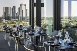 Elegant gedeckte Rooftop-Tische mit Skyline-Blick in Frankfurt
