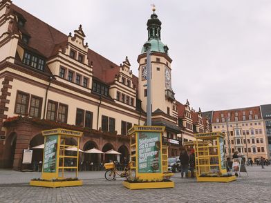 Der Marktplatz mit dem historischen Alten Rathaus, im Vordergrund stehen einige gelben Telefonzellen.