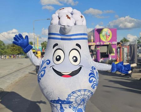 Ein blau-weißes Maskottchen auf dem Frankfurter Volksfest begrüßt Besucher.