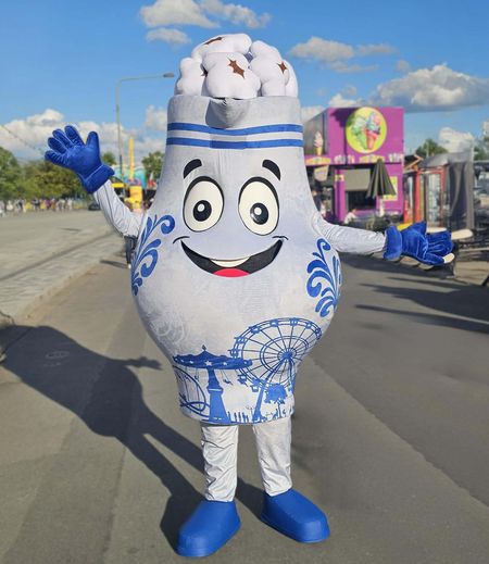Ein blau-weißes Maskottchen auf dem Frankfurter Volksfest begrüßt Besucher.