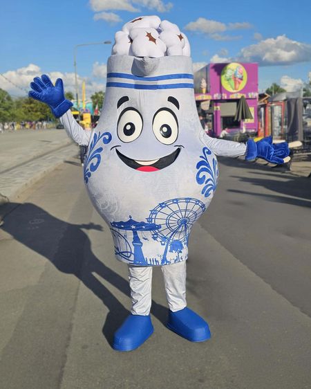 Ein blau-weißes Maskottchen auf dem Frankfurter Volksfest begrüßt Besucher.