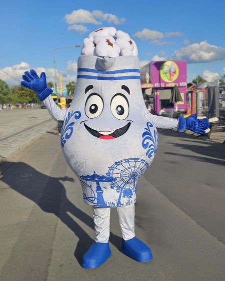 Ein blau-weißes Maskottchen auf dem Frankfurter Volksfest begrüßt Besucher.