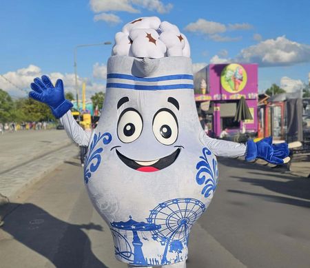 Ein blau-weißes Maskottchen auf dem Frankfurter Volksfest begrüßt Besucher.