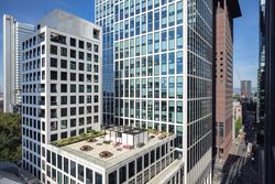Dachterrasse des TaunusTurms zwischen Hochhäusern in der Frankfurter Innenstadt