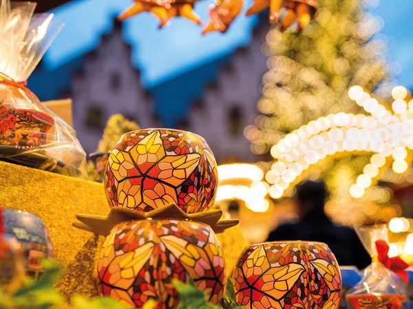 Kerzen an einem Weihnachtsmarktstand