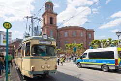Straßenbahn passiert historische Kirche.