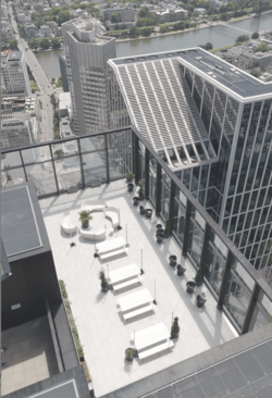 Dachterrasse des Omniturms mit Sitzbereich, Blick auf Frankfurt.