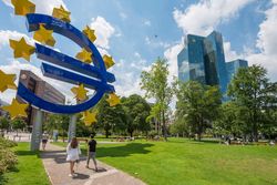 Euro-Skulptur auf dem Opernplatz im Sommer. 