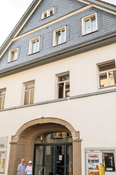 Blick auf das historische Gebäudes des Neuen Theater Höchst. 