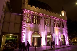 Das Caricatura Museum Frankfurt bei Abendbeleuchtung