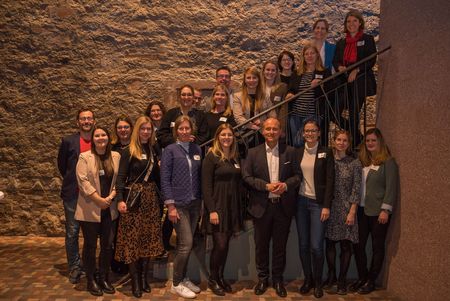 Kollegen der Tourismus+Congress GmbH stehen auf einer Treppe.