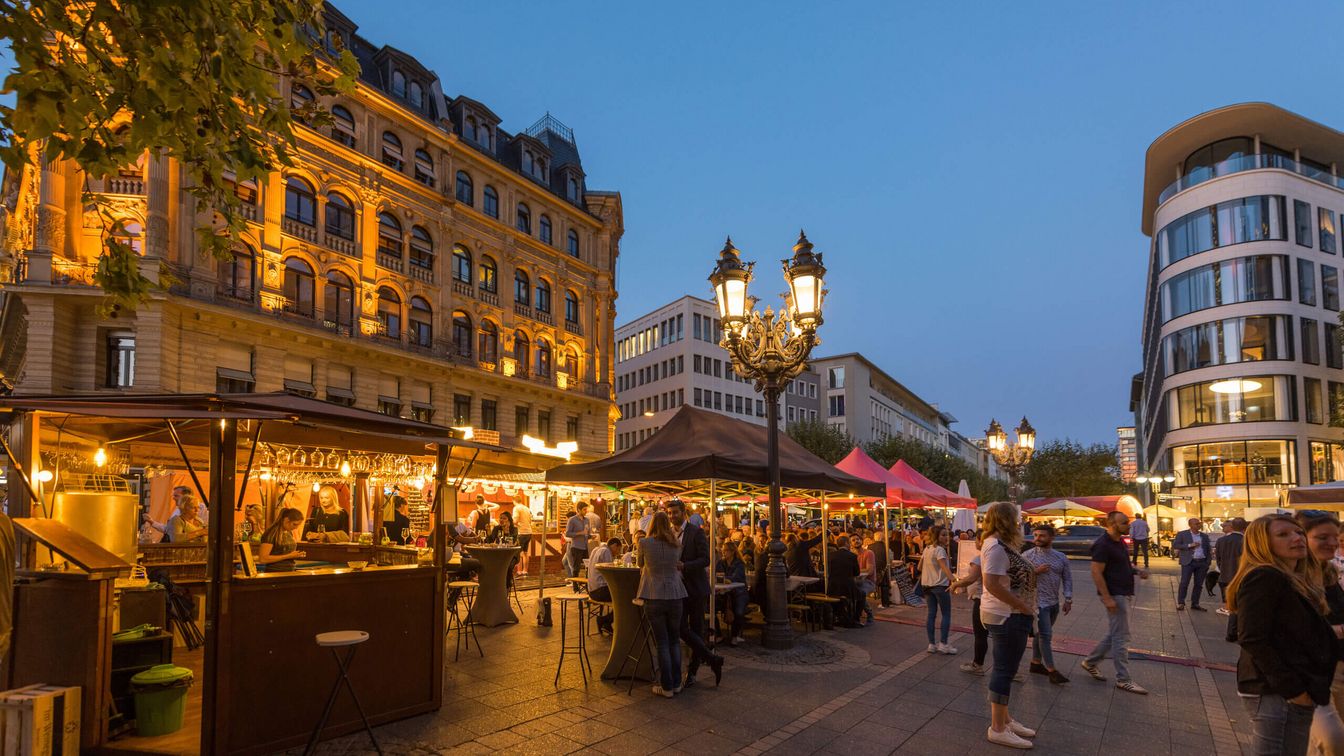 Volle Sommergärten mit Besucher die Speisen und Getränke zu sich nehmen