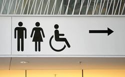 Beschilderung für WC mit barrierefreiem Zugang und Pfeil nach rechts.