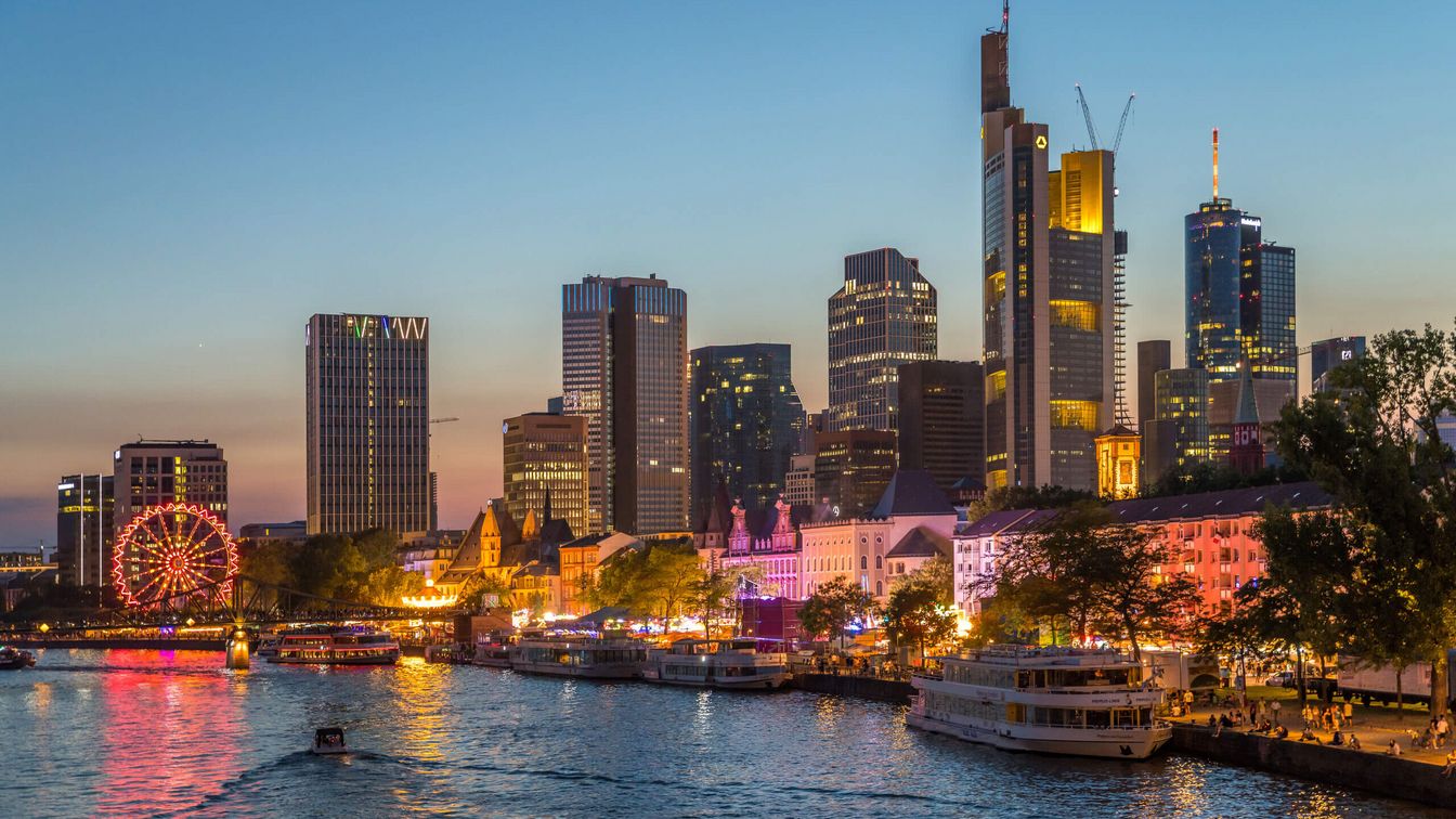 Blick auf die Skyline mit dem Mainfest und dem Riesenrad