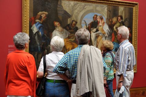 A group of senior citizens looks at a painting in the Städel Museum