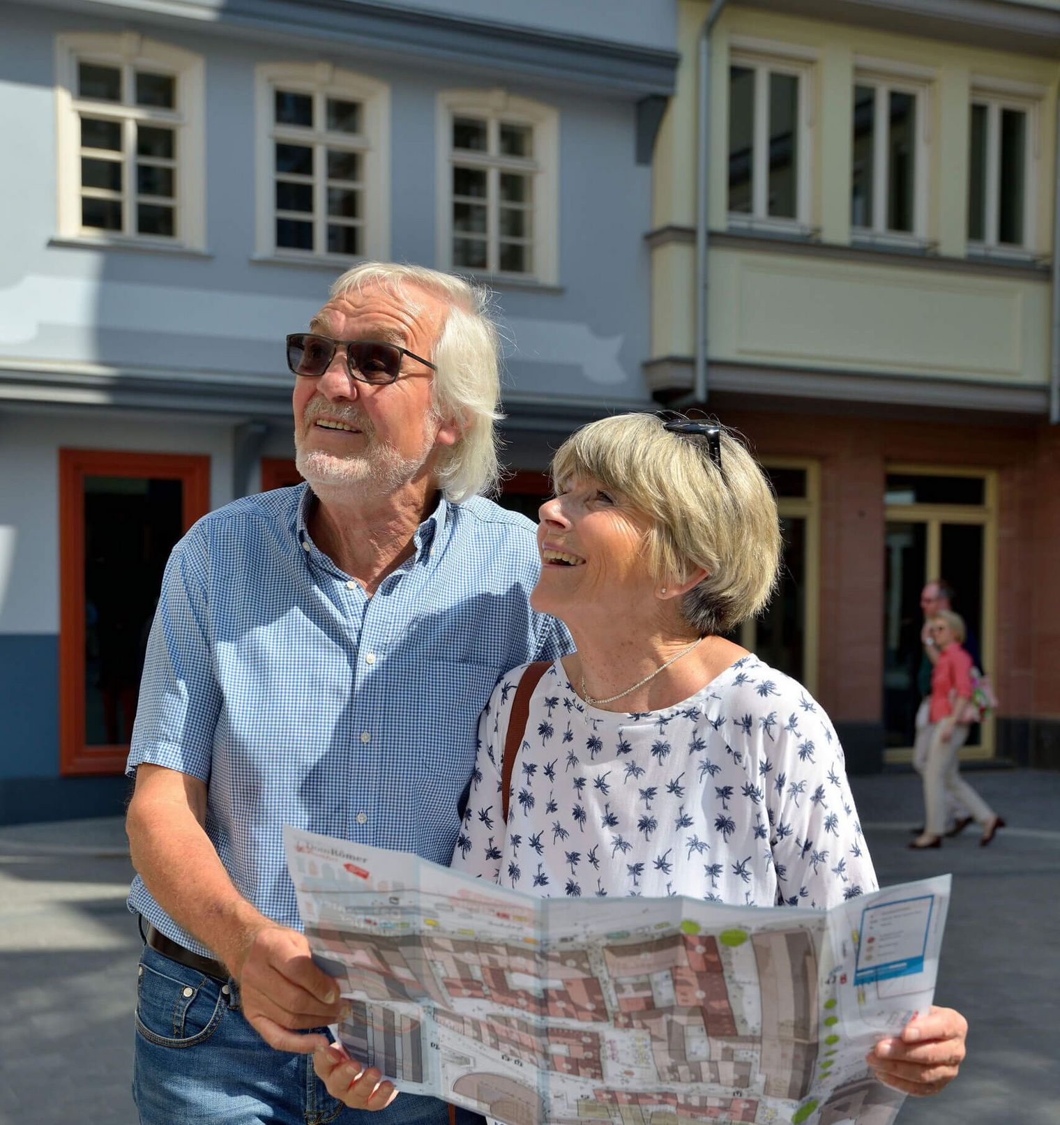 Paar liest Stadtplan in der Altstadt von Frankfurt.