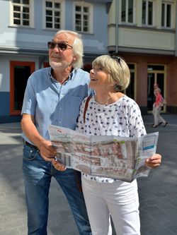 Ein Paar erkundet mit Hilfe eines Plans die Neue Altstadt
