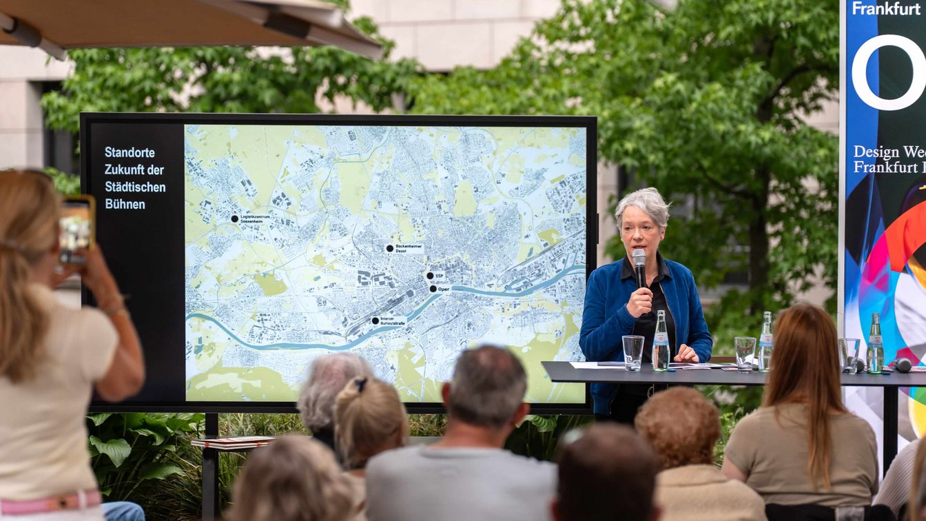 Präsentation zur World Design Capital auf einem Bildschirm bei einer Veranstaltung in Frankfurt.