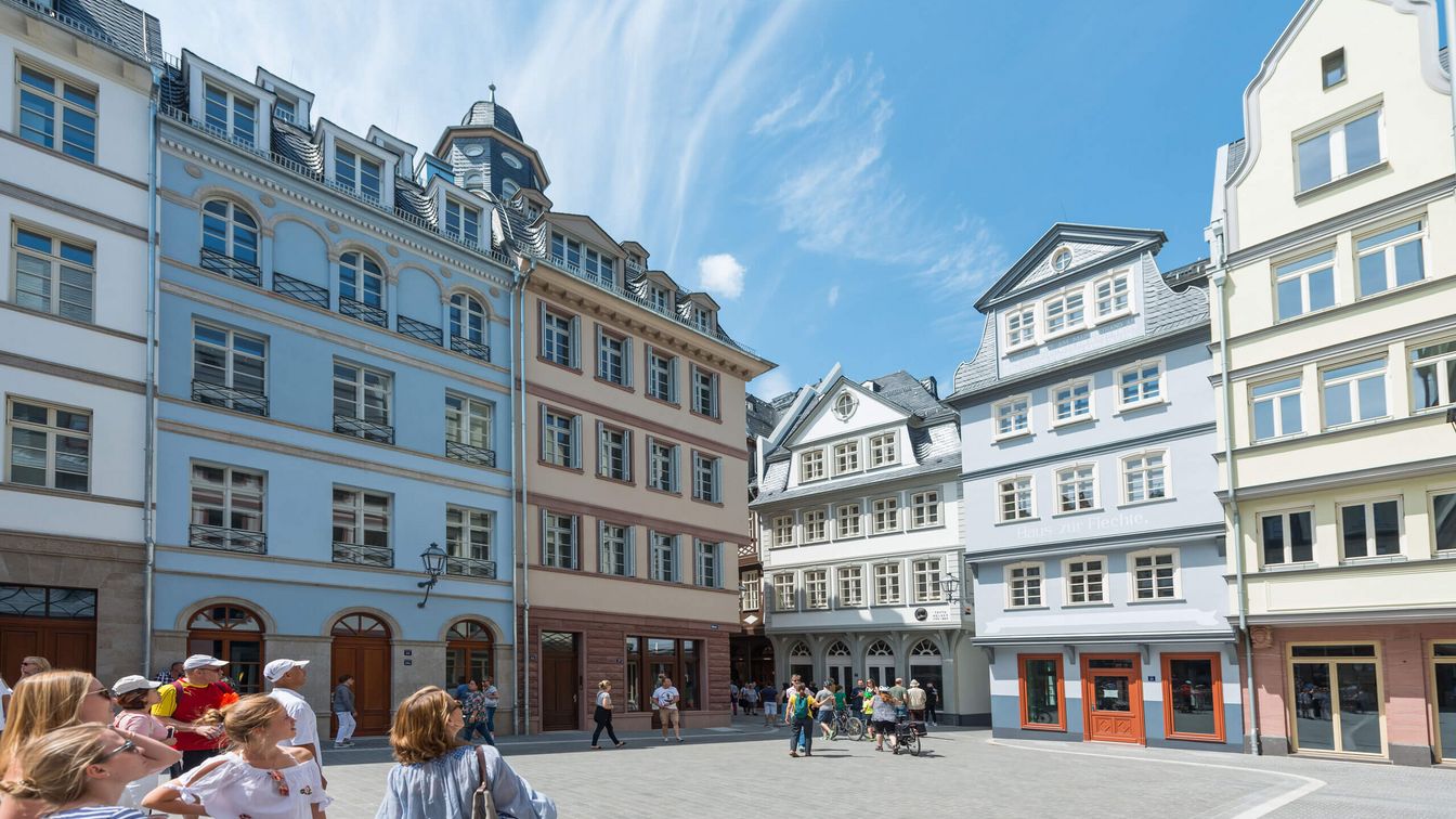 Eine Gruppe schaut auf rekonstruierte Gebäude der Neuen Alstadt