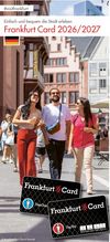Titelbild der Broschüre, im Vordergrund zwei stilistische Frankfurt Cards, drei laufende Personen, im Hintergrund der Römerberg