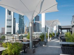 Rooftop-Restaurant mit Blick auf die Frankfurter Skyline.