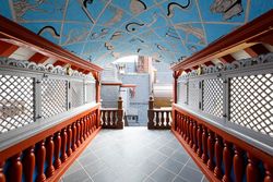 Historischer Balkon mit bemalter blauer Decke im Haus zur Goldenen Waage, Frankfurt