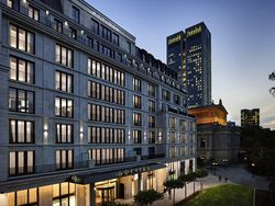 Elegante Hotelfassade des Sofitel Frankfurt Opera am Abend mit Blick auf die Alte Oper