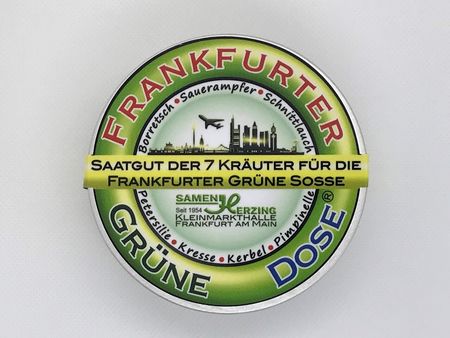 Runde Dose mit der Aufschrift „Frankfurter Grüne Soße“. Enthalten ist Saatgut für die sieben Kräuter: Borretsch, Sauerampfer, Schnittlauch, Petersilie, Kresse, Kerbel und Pimpinelle. Skyline-Motiv und gelber Banner.