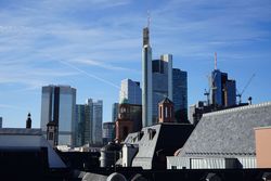 Blick vom Dach auf die Frankfurter Skyline bei klarem Himmel