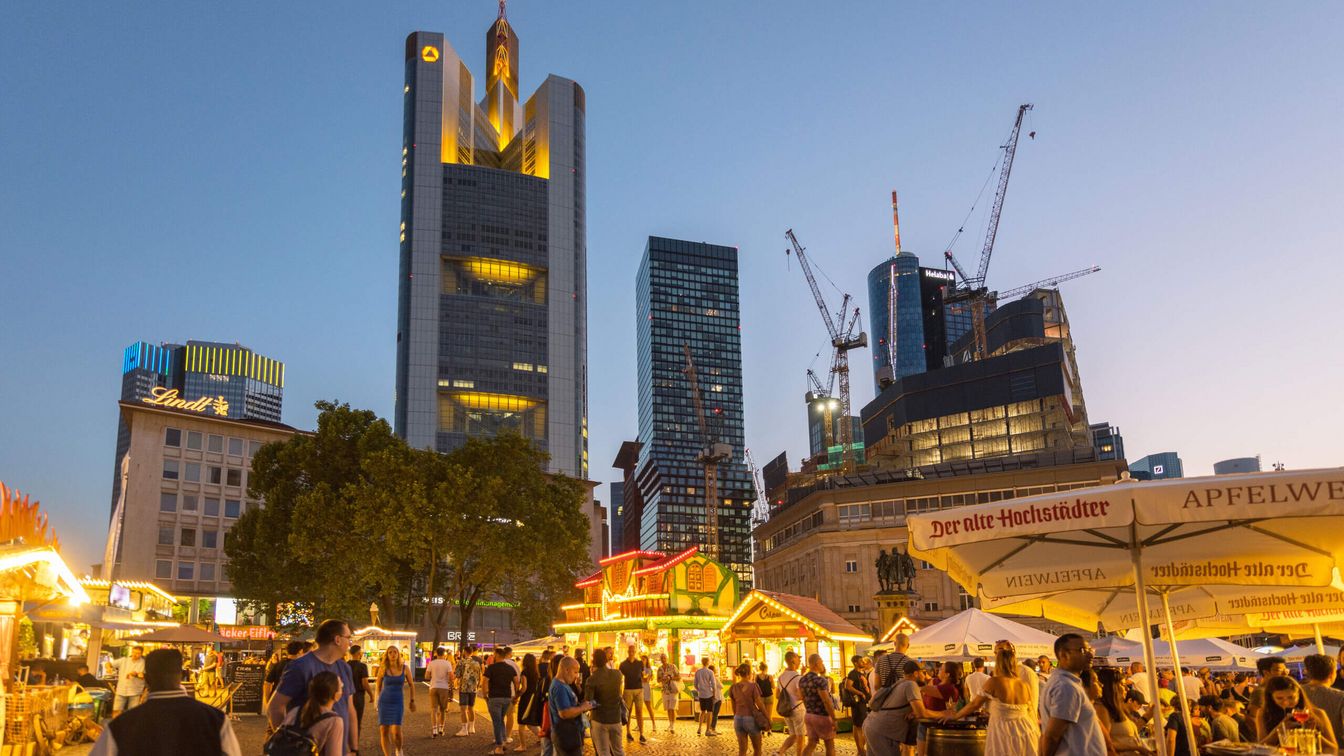 Blick auf das Frankfurter Apfelweinfestival und auf die Skyline