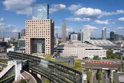 Blick auf das Frankfurter Messegelände mit Torhaus, Messeturm und Skyline im Hintergrund