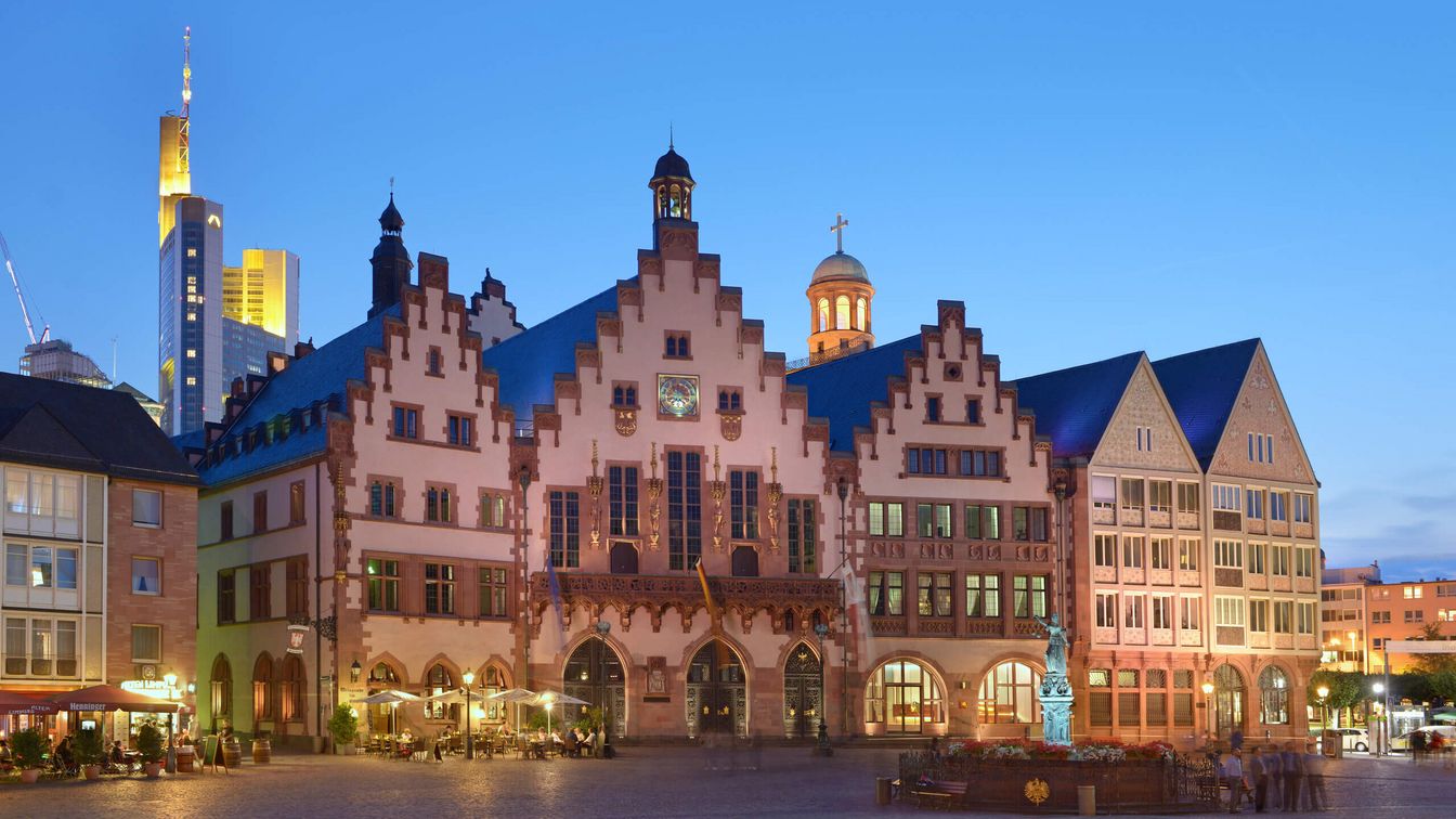 Ein menschenleerer Römerberg mit beleuchtetem Rathaus
