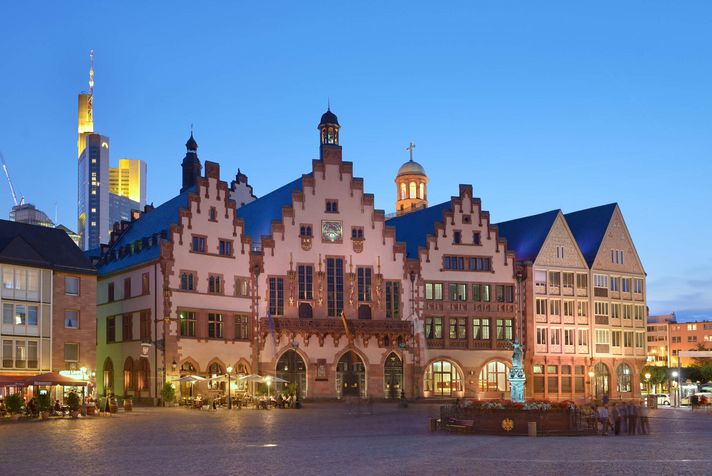 Abendaufnahme Römerberg mit Fachwerkhäusern und beleuchtetem Römer.