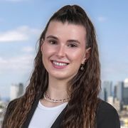 Portrait of Sarah Himmelreich in front of the Frankfurt skyline.