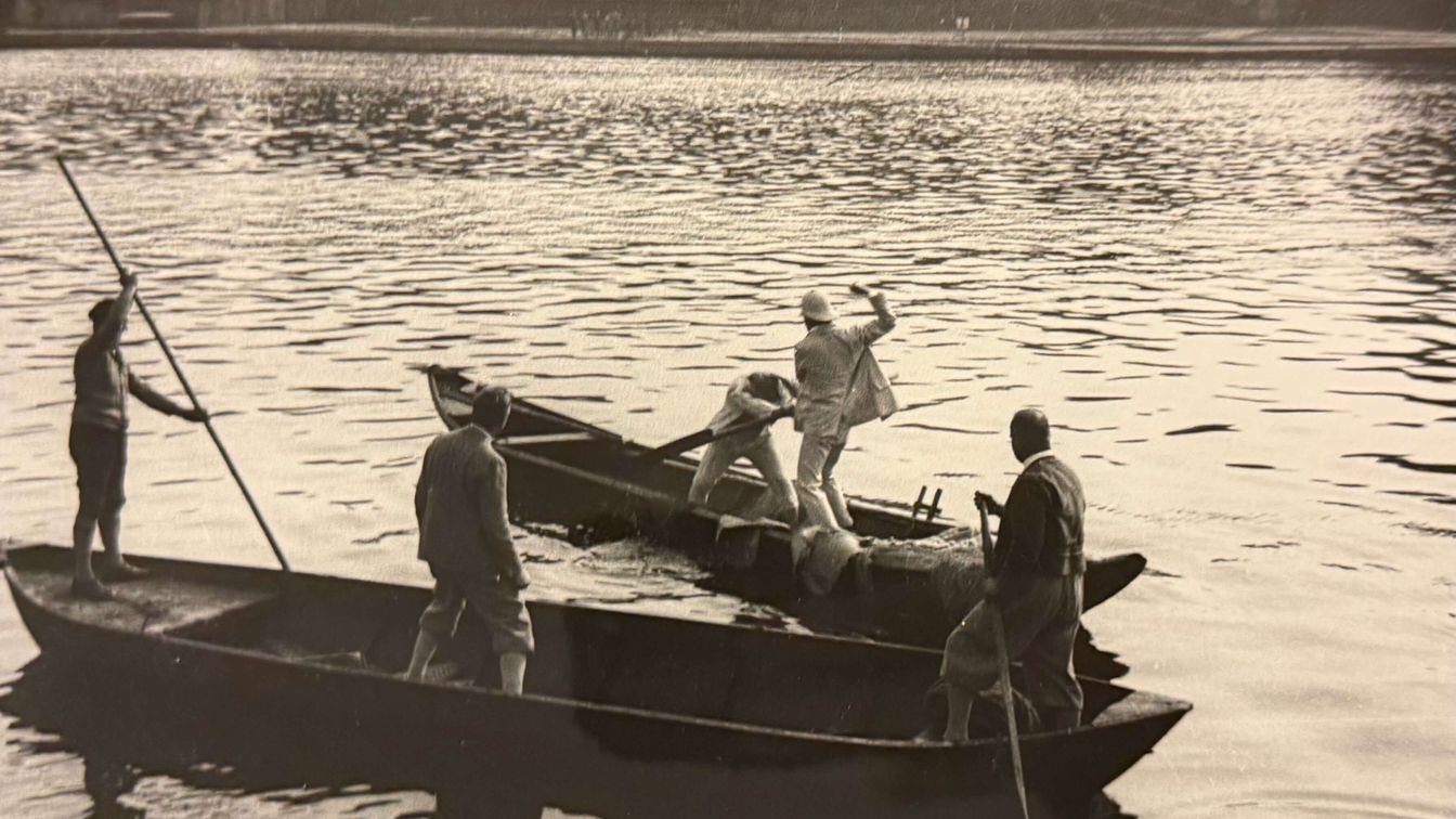Männer kämpfen stehend auf zwei Booten beim Fischerstechen