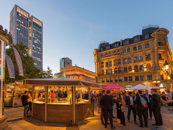 Volle Sommergärten mit Besucher die Speisen und Getränke zu sich nehmen