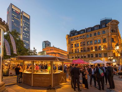 Volle Sommergärten mit Besucher die Speisen und Getränke zu sich nehmen