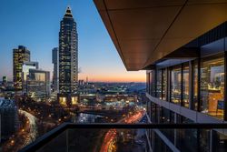 Blick bei Sonnenuntergang auf Frankfurts Skyline vom Hotel Meliá Frankfurt City