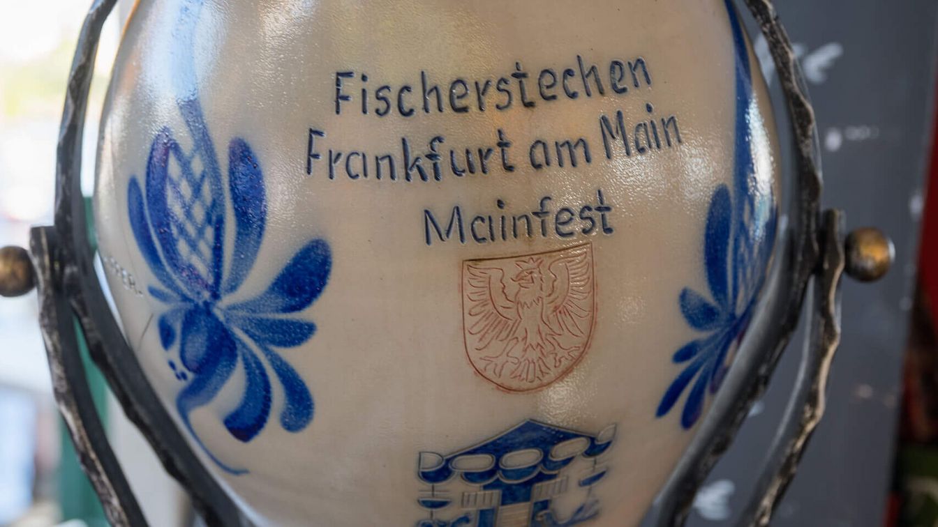 Bembel mit Aufschrift "Fischerstechen Frankfurt am Main Mainfest"