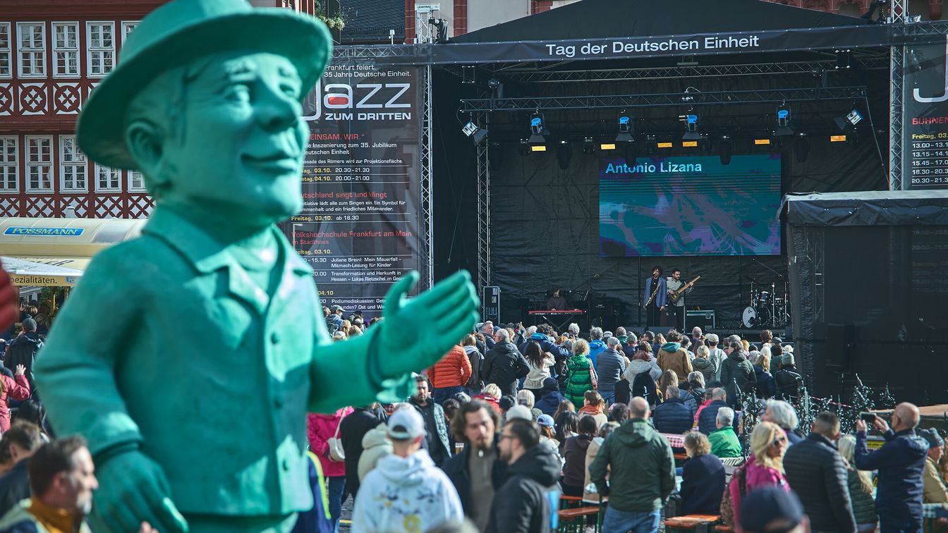 Sculpture in front of stage and crowd at Römerberg, Frankfurt