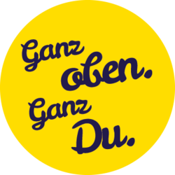Keyvisual zum Rooftop Day, gelber Kreis mit Aufschrift "Ganz oben. Ganz Du."