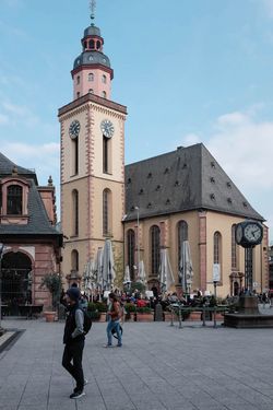 St. Katharinenkirche Frankfurt, barock, Menschen und Café im Vordergrund.